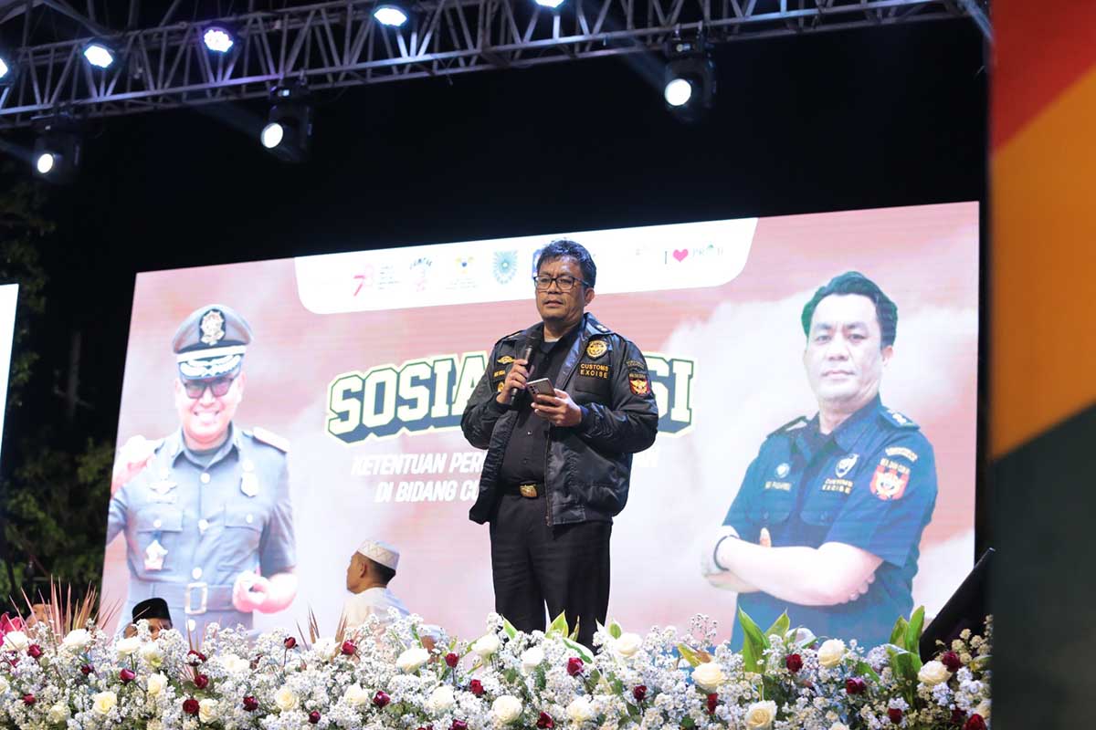 Kasi Kepatuhan Internal dan Penyuluhan KPPBC Tipe Madya Pabean C Probolinggo, Nangkok P Pasaribu, mengajak masyarakat menggunakan rokok yang memiliki pita cukai. (ist) - Satpol PP Sosialisasi Gempur Rokok Ilegal Melalui Probolinggo Bersholawat
