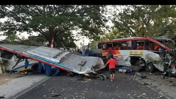 Kecelakaan bus di Ngawi. (ist) - Adu Banteng Bus Sugeng Rahayu vs Eka di Ngawi Tewaskan 4 Orang