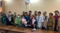 kedua bayi dan kedua orang tua serta para tenaga medis 11zon