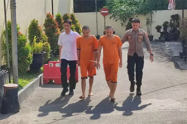 Kedua pelaku digiring ke Unit Perlindungan Perempuan dan Anak (UPPA) Satreskrim Polres Malang.(ist) - Wanita Asal Bogor Dijual Kekasihnya di Kabupaten Malang Melalui MiChat