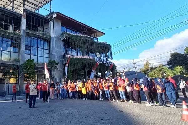 Kegiatan Jalan sehat di Pusat Oleh-oleh Buah Tangan Kota Batu. (Seru.co.id/dik) - Meriahkan HUT ke 78 RI, Buah Tangan Ajak Karyawan dan Warga Lomba 17-an