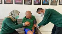 Kegiatan pemeriksaan para Lansia dalam kegiatan Bakti Kesehatan (Baktikes). (ist) - Polresta Makota Bersama Komunitas Anak Bangsa Gelar Baktikes untuk Lansia