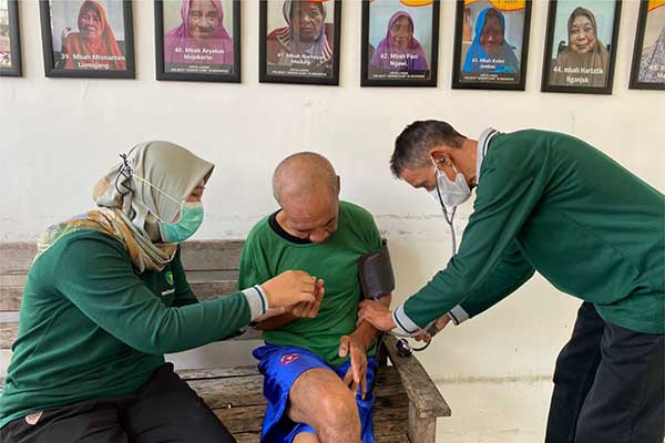 Kegiatan pemeriksaan para Lansia dalam kegiatan Bakti Kesehatan (Baktikes). (ist) - Polresta Makota Bersama Komunitas Anak Bangsa Gelar Baktikes untuk Lansia