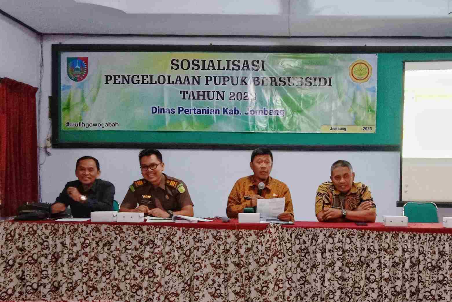 kegiatan sosialisasi pupuk bersubsidi dengan menghadirkan nara sumber, dari kiri anggota dewan pkb perwakilan kejaksaan, kepala dinas pertanian dan kepala bapenda