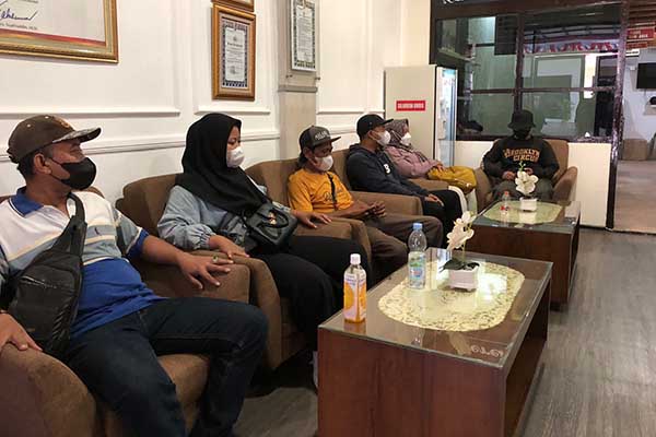 Keluarga korban Tragedi Kanjuruhan antarkan para saksi tambahan laporan model B. (Seru.co.id/wul) - Jelang Gelar Perkara, Keluarga Korban Tragedi Kanjuruhan Bawa Tiga Saksi Tambahan