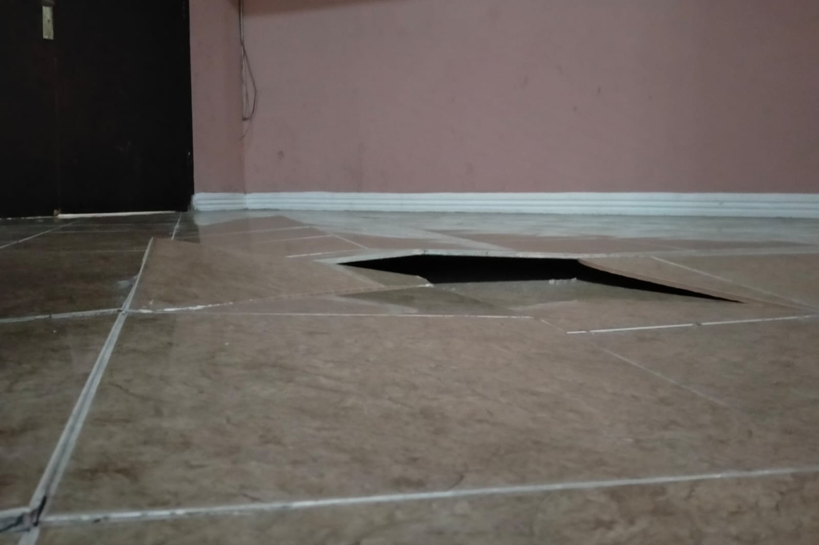 keramik lantai 2 di gedung dprd kota batu yang pecah