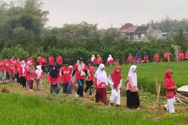 Keseruan dan antusias warga tampak dari semangat mereka ikut jalan santai yang melewati rute keliling kampung hingga menyusuri pematang sawah, Minggu (27/8/2023). (Seru.co.id/mzm) - Semarakkan HUT ke-78 RI, Warga Kampung Jasa Tirta Gelar Jalan Sehat Keliling Kampung