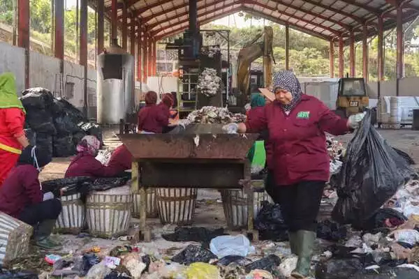 Kesibukan petugas sampah di TPA Tlekung. (ist) - Bantu Atasi Sampah, Sabers Pungli Siap Bantu Kampanye Pemilahan dari Rumah