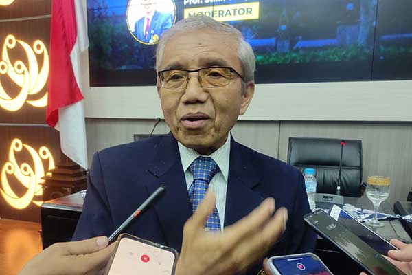 Ketua Dewan Profesor UB, Prof Armanu SE., MSc PhD, menjawab pertanyaan awak media. (rhd) - Universitas Brawijaya Rumuskan Karakter Ke-Brawijaya-an