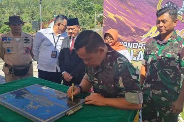 Ketua FASIDA Jatim, Marsma TNI Fairlyanto ST MAP menandatangani Prasasti Balayang Point. (ist) - Ketua Umum FASI Jawa Timur, Resmikan Area Paralayang "Balayang Point" di Batu