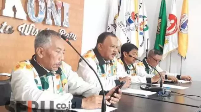 Ketua KONI Kota Batu bersama jajaran pengurus memberikan keterangan pers terkait persiapan Atlet Batu dalam Porprov VIII Jatim Tahun 2023. (dik) - Berangkatkan 288 Atlet Porprov, KONI Kota Batu Optimis Juara