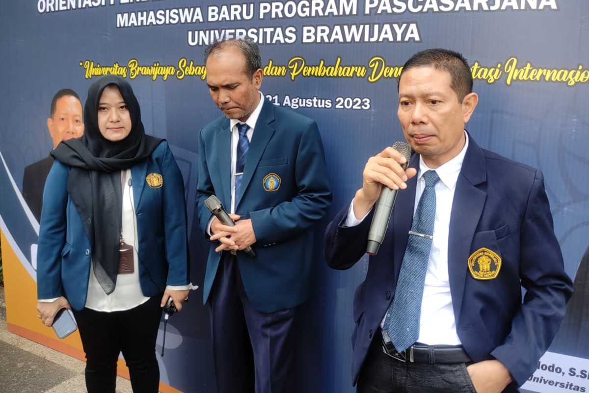 Ketua Panitia ORDIK, WR I UB dan Direktur Sekolah Pascasarjana, menjawab pertanyaan awak media. (rhd) - Dorong Mahasiswa Pascasarjana UB Unggulan, Ribuan Maba Magister dan Doktor Ikuti ORDIK