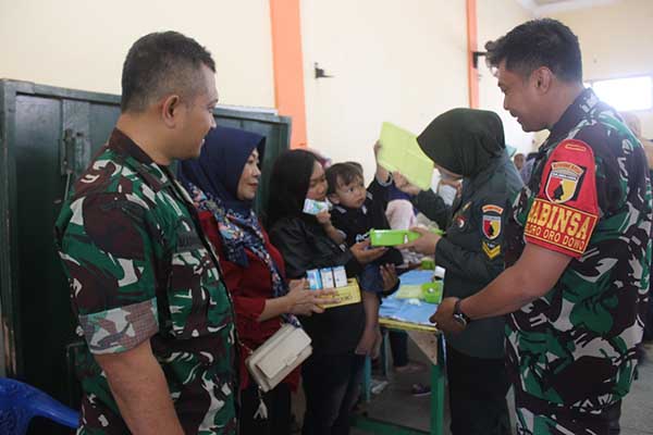 Kodim 0833 berikan bantuan asupan gizi balita stunting. (ist) - Kodim 0833 Berikan Bantuan Asupan Gizi Balita Stunting