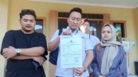 kuasa hukum korban prabowo febriyanto tengah saat menunjukkan lp di spkt polda jatim 11zon