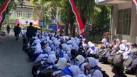 Maba PK2MABA Universitas Brawijaya istirahat berkelompok. (wul) - Viral Puluhan Maba Tumbang, Panitia PK2MABA UB: Mereka Kurang Fit