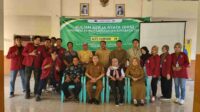 mahasiswa muhammadiyah surabaya saat memberikan penyuluhan kepada petani di balai desa sumberagung tuban 11zon