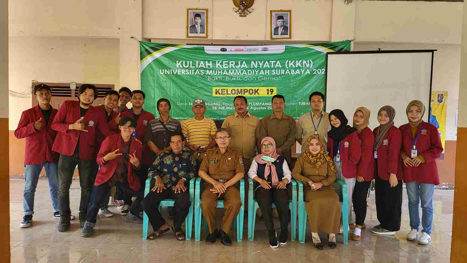 mahasiswa muhammadiyah surabaya saat memberikan penyuluhan kepada petani di balai desa sumberagung tuban 11zon