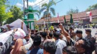 Masa aksi saat melakukan demontrasi di depan gedung DPMD Pamekasan. (Seru.co.id/udi) - Aneh! Tidak Semua Massa Aksi dari Desa Laden Pamekasan Mengetahui Kadesnya