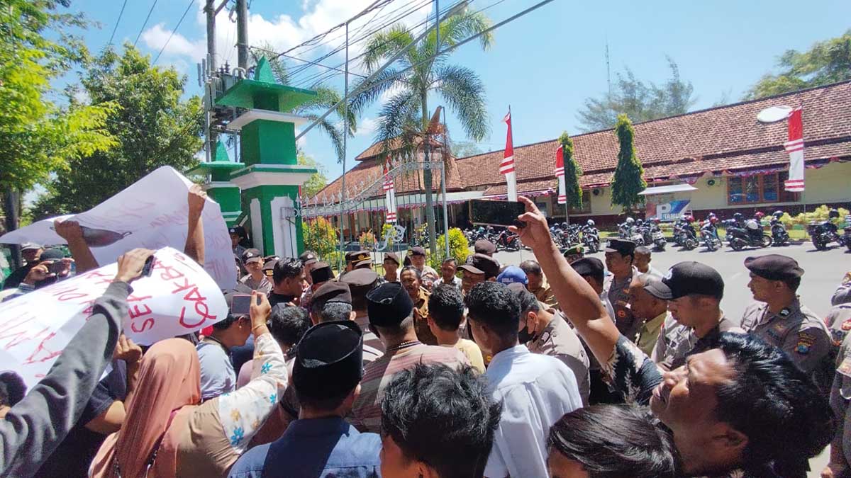 Masa aksi saat melakukan demontrasi di depan gedung DPMD Pamekasan. (Seru.co.id/udi) - Aneh! Tidak Semua Massa Aksi dari Desa Laden Pamekasan Mengetahui Kadesnya