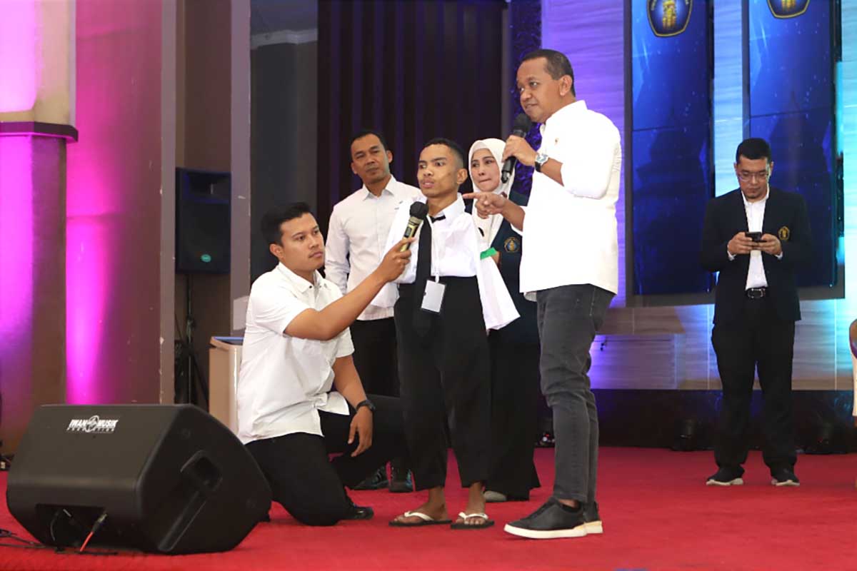 Menteri Bahlil Lahadalia bersama mahasiswa difabel Andre. (ist) - Viral, Menteri Bahlil Lahadalia Spontan Berikan Beasiswa dan Modal Kerja Maba UB