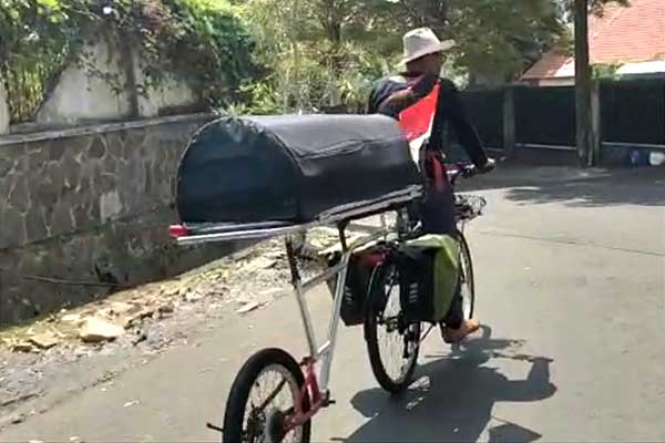 Miftahudin Ramli alias Midun ngontel membawa keranda Malang-Jakarta. (ist) - Aspirasikan Keadilan Tragedi Kanjuruhan, Midun 'Ngontel' Bawa Keranda Malang-JakartaMiftahudin Ramli alias Midun ngontel membawa keranda Malang-Jakarta. (ist) - Aspirasikan Keadilan Tragedi Kanjuruhan, Midun 'Ngontel' Bawa Keranda Malang-Jakarta