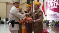 pj. wali kota batu memberikan tali asih kepada perwakilan veteran.