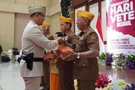 pj. wali kota batu memberikan tali asih kepada perwakilan veteran.