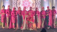 Pagelaran kebaya modern oleh Ketua Dekranasda Kota Malang bersama para istri Kepala OPD Kota Malang. (rhd) - Dekranasda Fest Tampilkan Kebaya Kolosal Modern Wujud Cinta Produk Indonesia
