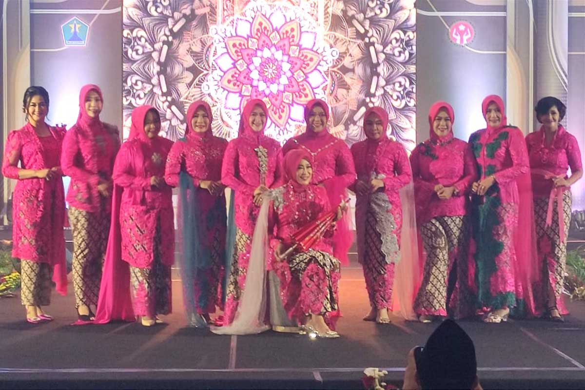 Pagelaran kebaya modern oleh Ketua Dekranasda Kota Malang bersama para istri Kepala OPD Kota Malang. (rhd) - Dekranasda Fest Tampilkan Kebaya Kolosal Modern Wujud Cinta Produk Indonesia