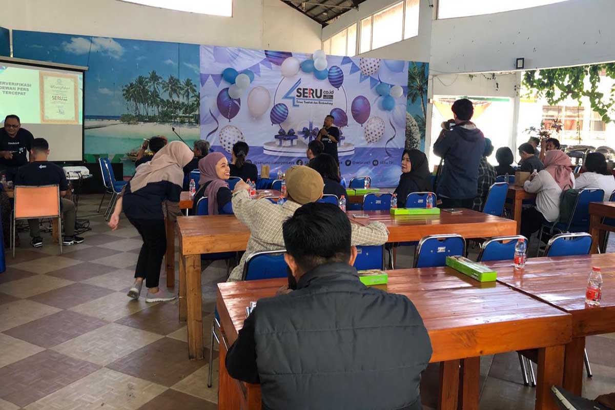 Paparan tentang perjalanan SERU.co.id oleh GM SERU.co.id, Rahadi. (tim) - Launching Podcast SERU TV! Warnai Keseruan HUT Ke-4 SERU.co.id