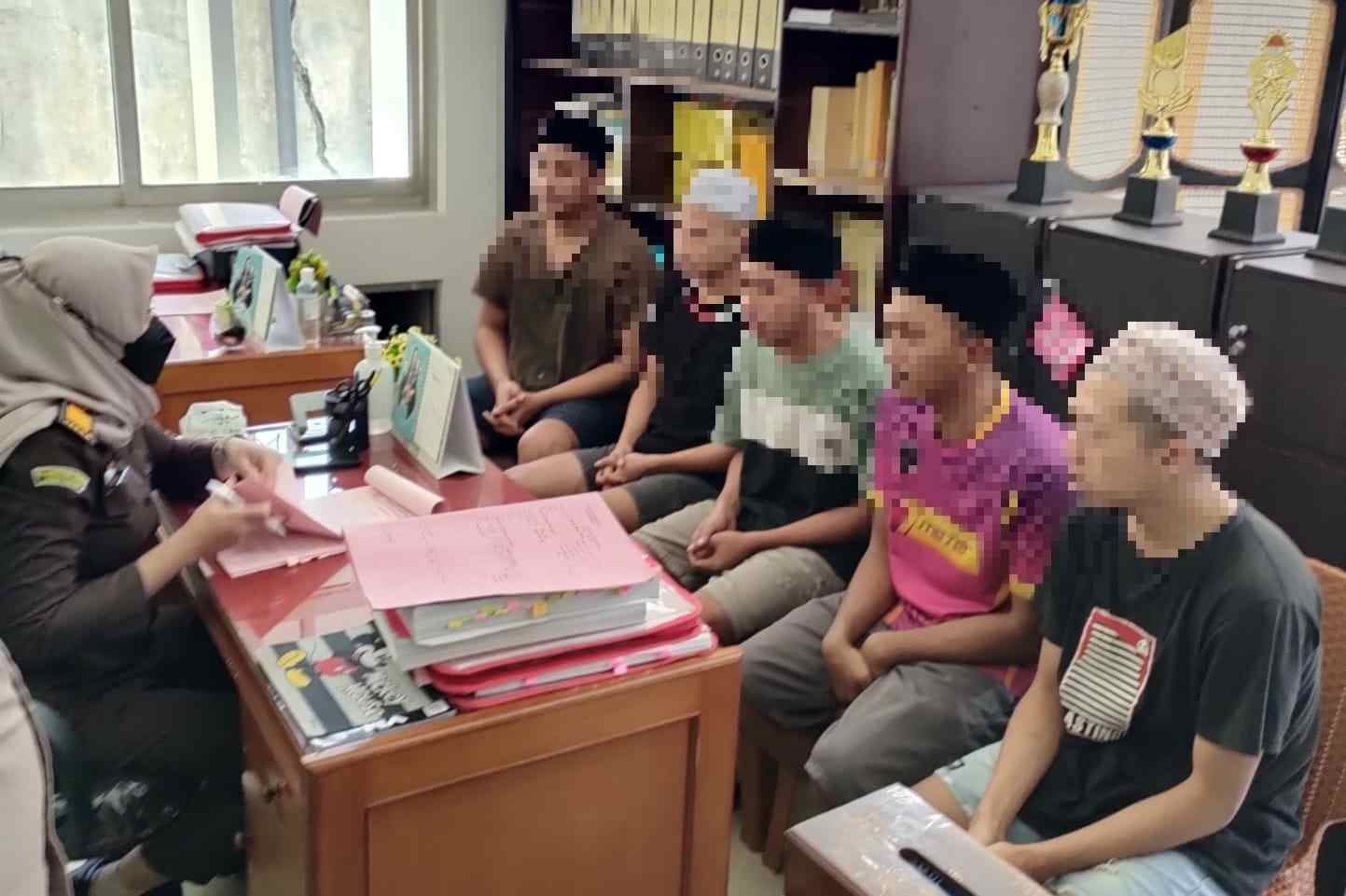 para tersangka pengeroyokan yang harus berurusan dengan hukum 11zon