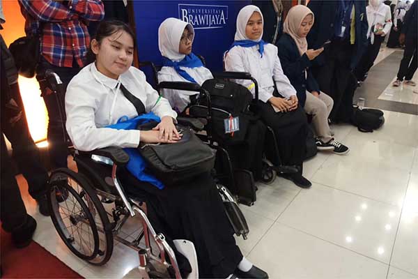 Para mahasiswa penyandang disabilitas Universitas Brawijaya. (ist) - Kebahagiaan 14 Penyandang Disabilitas Diterima Jadi Mahasiswa Baru UB