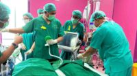 para tenaga medis yang melakukan operasi pemisahan kepada bayi kembar 11zon