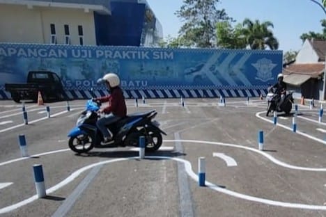pelaksanaan ujian praktik sim dengan lintasan baru di lapangan uji satlantas polres batu