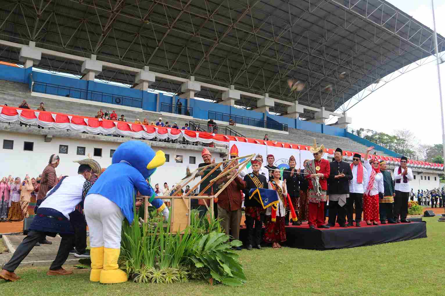 pelepasan 69 burung merpati simbolis launching dies natalis ke 69. (ist) 11zon