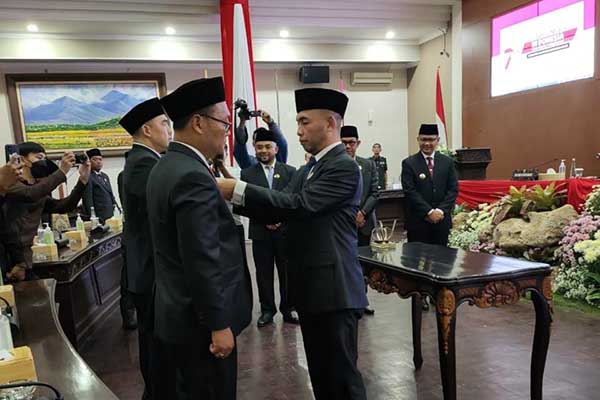 Pemasangan Lencana anggota DPRD oleh Ketua DPRD Batu, Asmadi SP. (ist) - PAW Anggota DPRD Batu, Arta dan Heri Resmi Wakil Rakyat