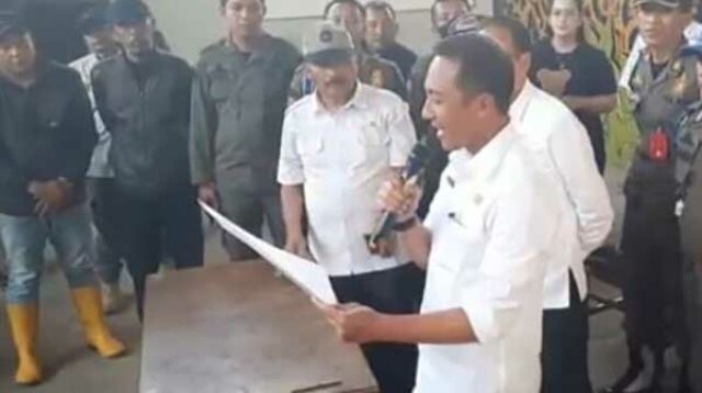 Pembacaan surat pernyataan pemerintah Kota Batu tentang penghentian pengiriman sampah ke TPA Tlekung. (Seru.co.id/dik) - Pemkot Batu dan Warga Sepakat Hentikan Pengiriman Sampah ke TPA Tlekung