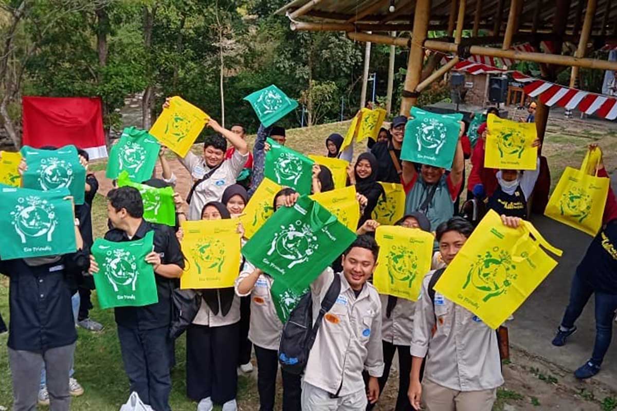 Pembagian tas Go Green Alfamart untuk mengurangi penggunaan kantong kresek plastik dalam berbelanja. (ist) - HUT ke-78 RI, Alfamart Terjunkan Personel Upacara dan Bersihkan Sungai Brantas Batu
