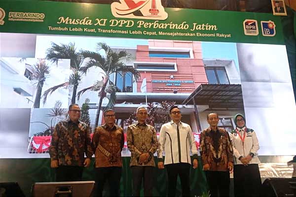 Pembukaan Musda XI Perbarindo Jatim oleh Ketua DPP Perbarindo, Pj Ketua DPD Perbarindo Jatim, Kepala BI Jatim, OJK Jatim, LPS dan Direktur Utama Bank Jatim. (ws8) - Musda XI Perbarindo Jatim, Transformasi BPR Wujudkan Kesejahteraan Rakyat