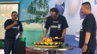 Pemotongan tumpeng oleh Direktur SERU.co.id, Zainal Machrus, sekaligus menandai launching podcast SERU TV! (tim) - Launching Podcast SERU TV! Warnai Keseruan HUT Ke-4 SERU.co.id