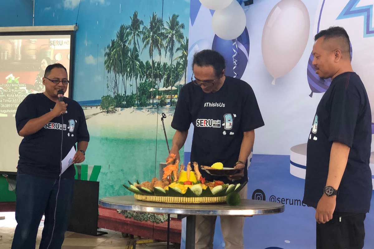 Pemotongan tumpeng oleh Direktur SERU.co.id, Zainal Machrus, sekaligus menandai launching podcast SERU TV! (tim) - Launching Podcast SERU TV! Warnai Keseruan HUT Ke-4 SERU.co.id