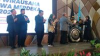 Pemukulan gong pembukaan AWMM 2023 oleh Prof Unti Ludigdo. (ws8) - AWMM 2023 Bakal Cetak Mahasiswa Jadi Insan Pembangun dalam Berwirausaha
