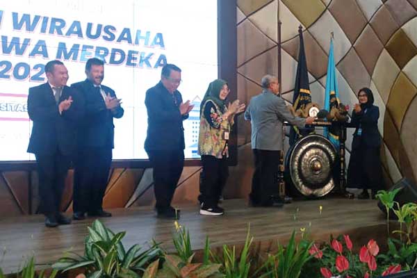 Pemukulan gong pembukaan AWMM 2023 oleh Prof Unti Ludigdo. (ws8) - AWMM 2023 Bakal Cetak Mahasiswa Jadi Insan Pembangun dalam Berwirausaha