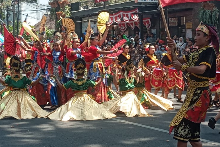 penampilan tari dan pawai di pawai budaya nusantara kota malang ws8