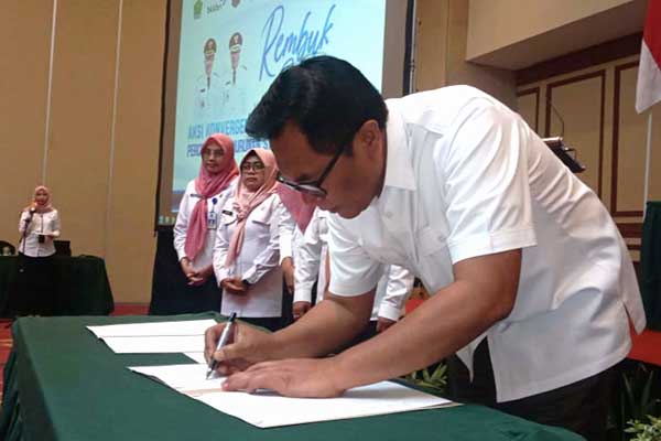 Dinsos P3AP2KB Aksi Konvergensi Tekan Stunting 1 Penandatanganan Berita Acara oleh Wakil Walikota Malang, Ir H Sofyan Edi Jarwoko. (ws8) - Dinsos P3AP2KB Aksi Konvergensi Tekan Stunting