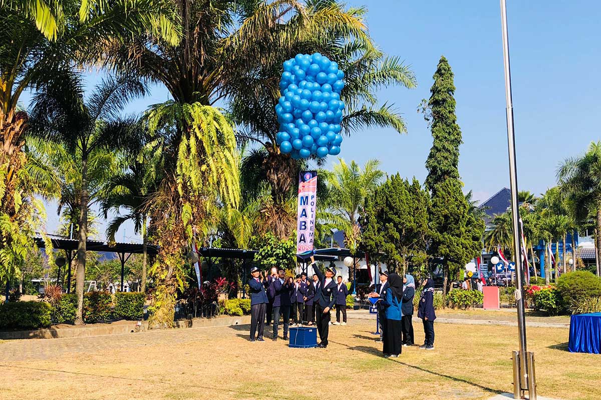 Pengguntingan pita balon, simbolis diterimanya mahasiswa baru oleh Polinema. (wul) - Polinema Terima 3.700 Mahasiswa Baru dalam Upacara Penerimaan