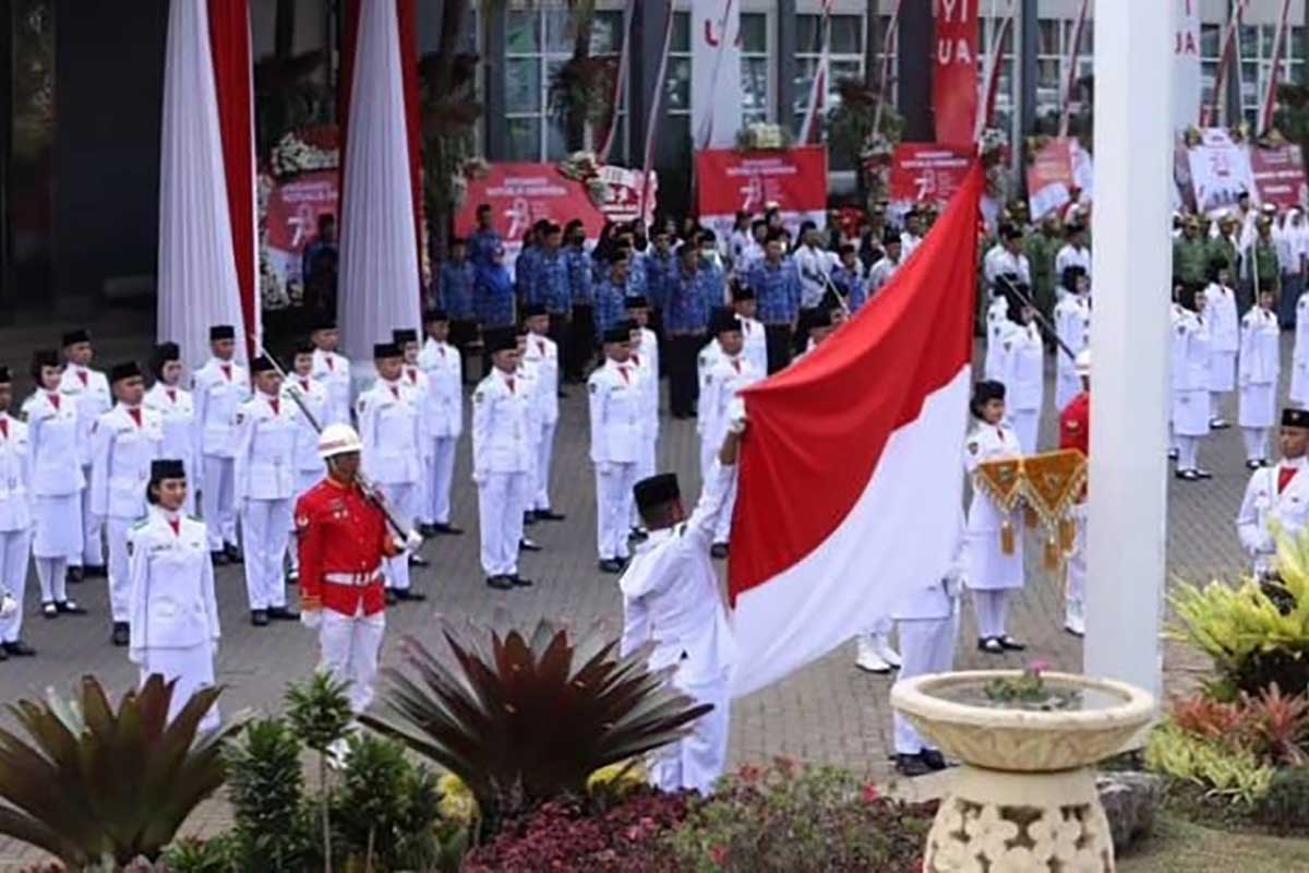 Pengibaran bendera merah putih oleh Kompi pasukan pengibar. (ist) - Peringatan Detik-detik Proklamasi di Balaikota Among Tani Pemkot Batu