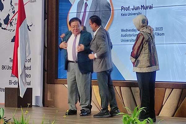 Penyematan jas almamater UB, simbolis pemberian gelar Adjunct Profesor dalam bidang Computer Network kepada Prof. Jun Murai. (rhd) - Pertama di Indonesia, UB ARENA-PAC dan IDREN Resmikan Jaringan Berkecepatan Tinggi 100 Gbps