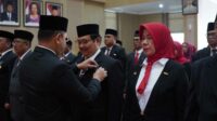 penyematan tanda kehormatan satyalancana karya satya kepada pns pemkot batu 11zon