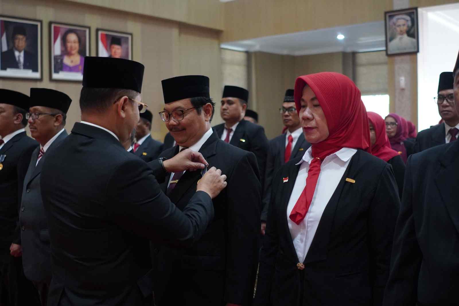 penyematan tanda kehormatan satyalancana karya satya kepada pns pemkot batu 11zon